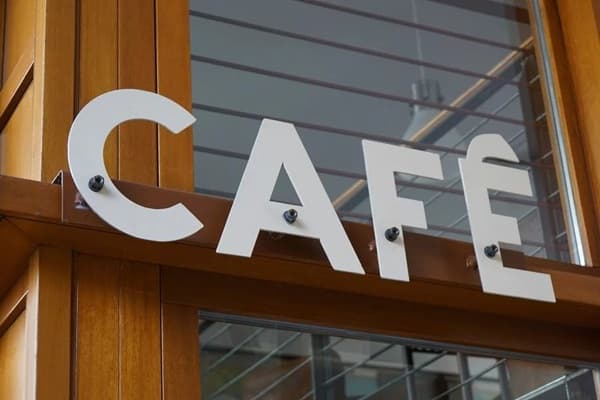 10 Benefits of Investing in High-Quality Storefront Signs