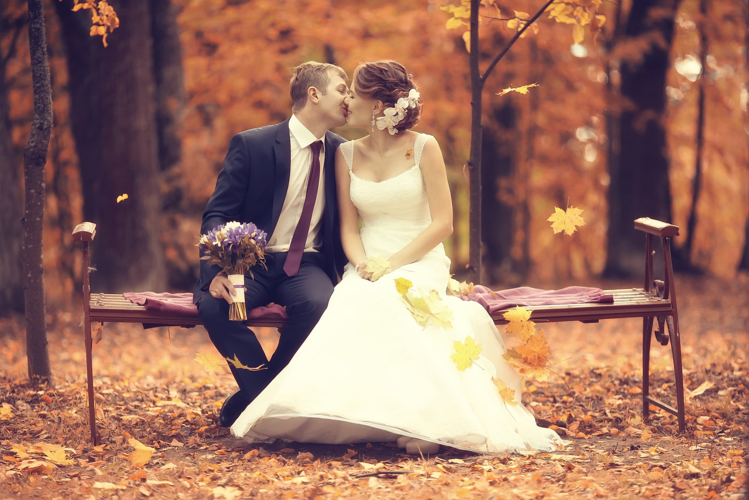 How to Plan a November Wedding Timeline Around Earlier Sunsets