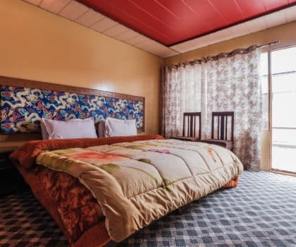 A Complete Guide to Staying Near Pangong Lake: Tour Packages, Stargazing Rooms & Lakeside Cottages