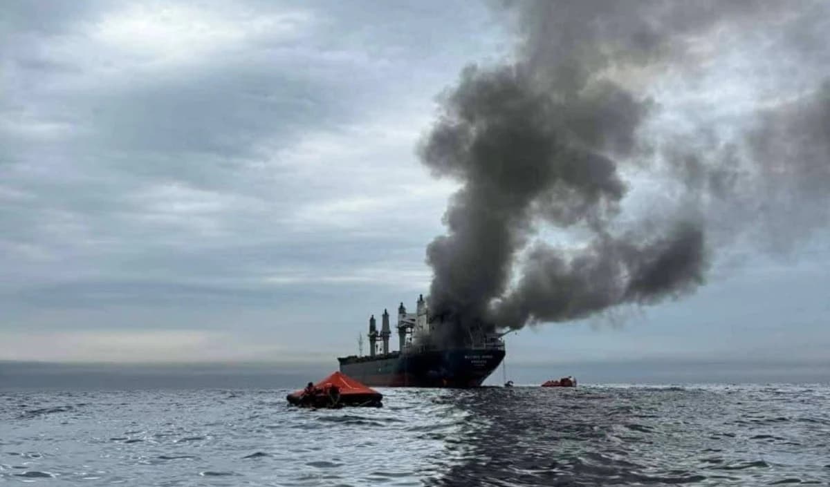 Gulf में जहाज पर भीषण हमला, Oman की Navy ने चलाया Rescu