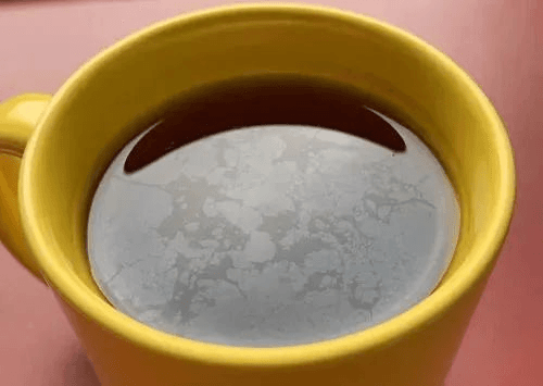 What is the Oily Film Produced by Brewing Tea? Is It Harmful to Drink It?