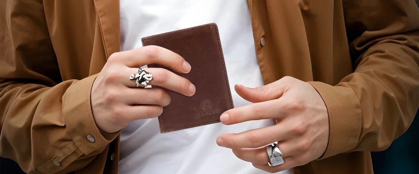 The Essential Guide to Leather Wallets for Men