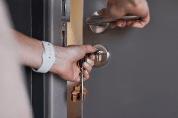 Why Should You Save the Number of a Locksmith Near Me? 