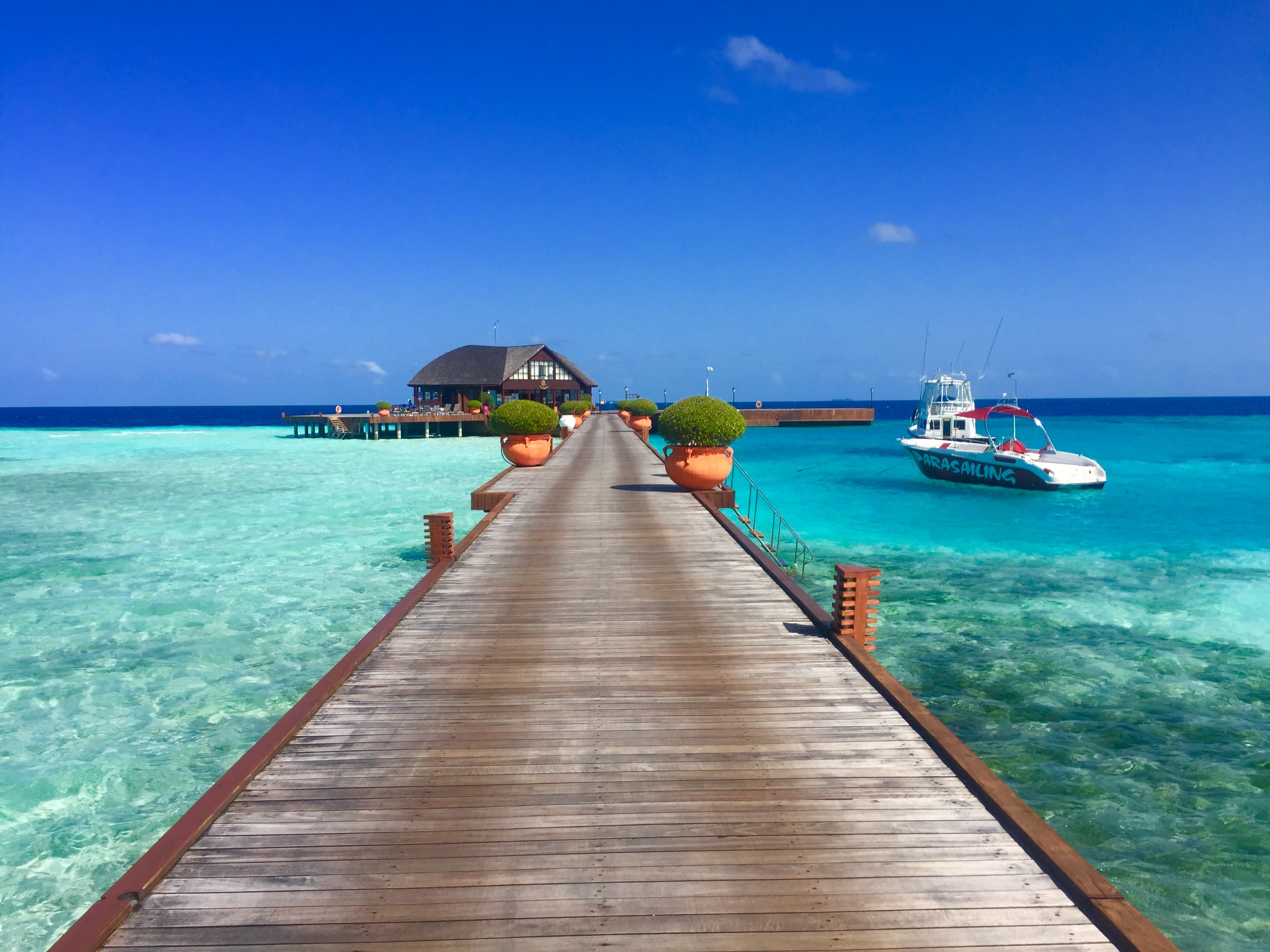 Maldives vs Bora Bora: Which Is Better for Your Vacation?