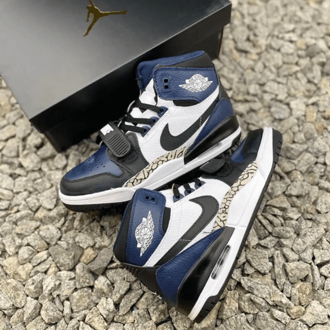 JordanKnockoffs.com: provide flawless 1:1 Jordan series Reps Shoes.