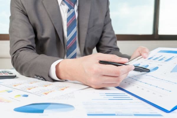 ESG-Adjusted Valuations: New Standard for Finance Consulting