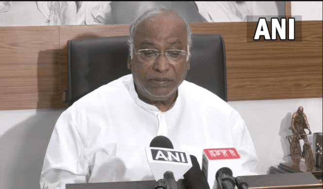 Kharge then said, Modi government can fall anytime, JDU retaliated, Congress leaders are creating an